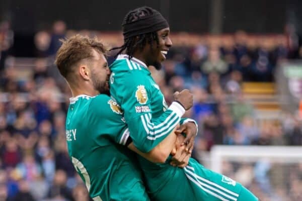 BURNLEY, ENGLAND - Sunday, September 14, 2025: Liverpool's Conor Bradley and Jeremie Frimpong celebrating a penalty being awarded during the FA Premier League match between Burnley FC and Liverpool FC at Turf Moor. (Photo by David Rawcliffe/Propaganda)