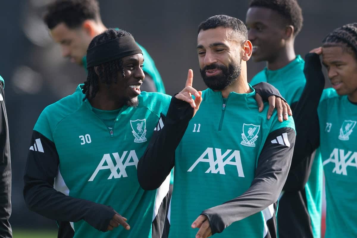LIVERPOOL, ENGLAND - Monday, September 29, 2025: Liverpool team-mates Jeremie Frimpong (L) and Mohamed Salah during a training session at the AXA Training Centre ahead of the UEFA Champions League match between Galatasaray A.?. and Liverpool FC. (Photo by Richard Martin-Roberts/Propaganda)