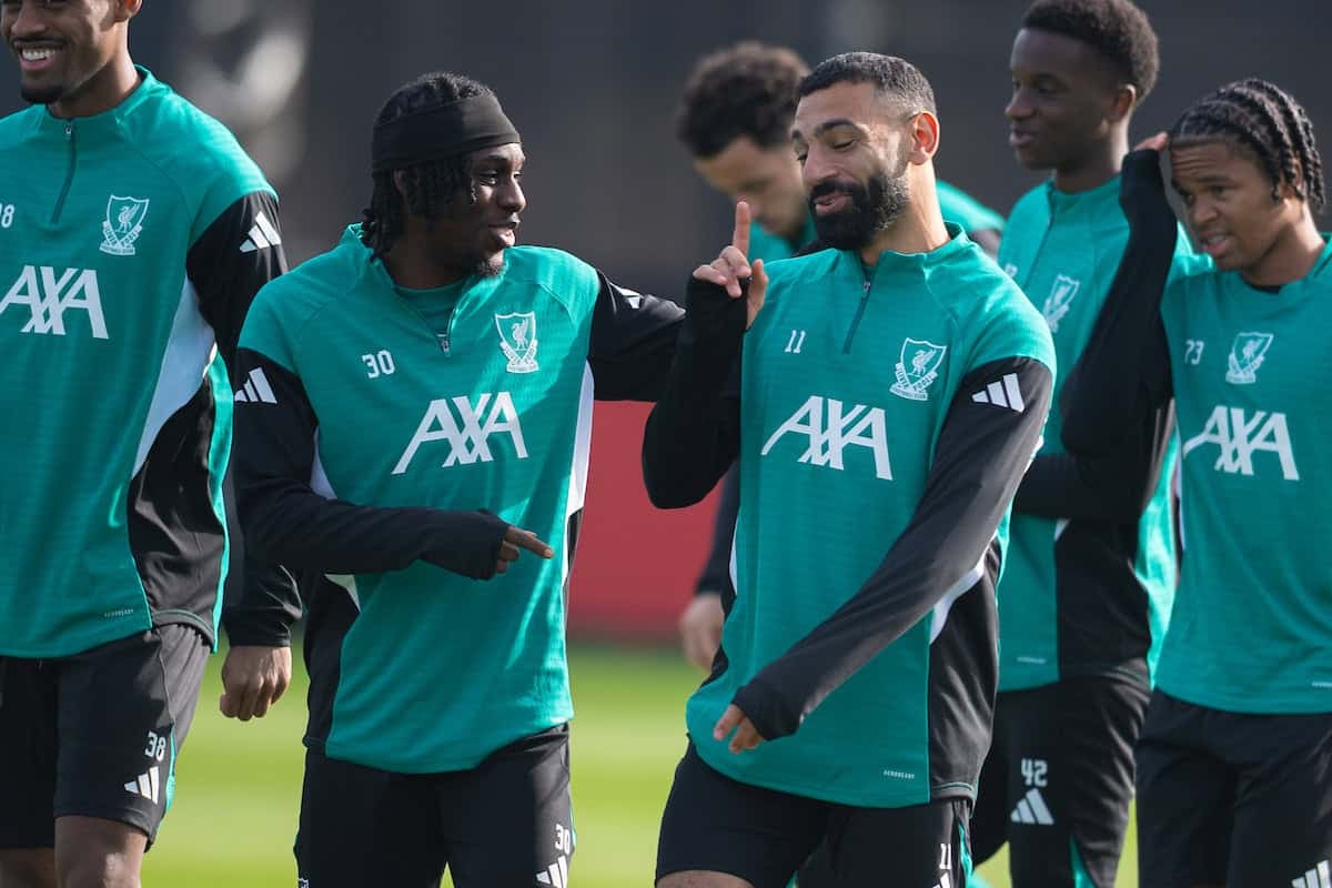 LIVERPOOL, ENGLAND - Monday, September 29, 2025: Liverpool team-mates Jeremie Frimpong (L) and Mohamed Salah during a training session at the AXA Training Centre ahead of the UEFA Champions League match between Galatasaray A.?. and Liverpool FC. (Photo by Richard Martin-Roberts/Propaganda)