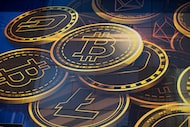ARCHIVO - Un anuncio de Bitcoin, una de las criptomonedas, se muestra en un edificio de Hong...
