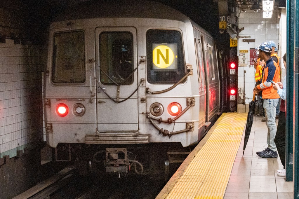 N train stuck in Manhattan-to-Queens tunnel, causing N/Q/R/W line delays