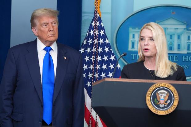 La secretaria de Justicia, Pam Bondi, habla con la prensa mientras la escucha el presidente Donald Trump, el viernes 27 de junio de 2025, en la sala de prensa de la Casa Blanca, en Washington. (AP Foto/Jacquelyn Martin)