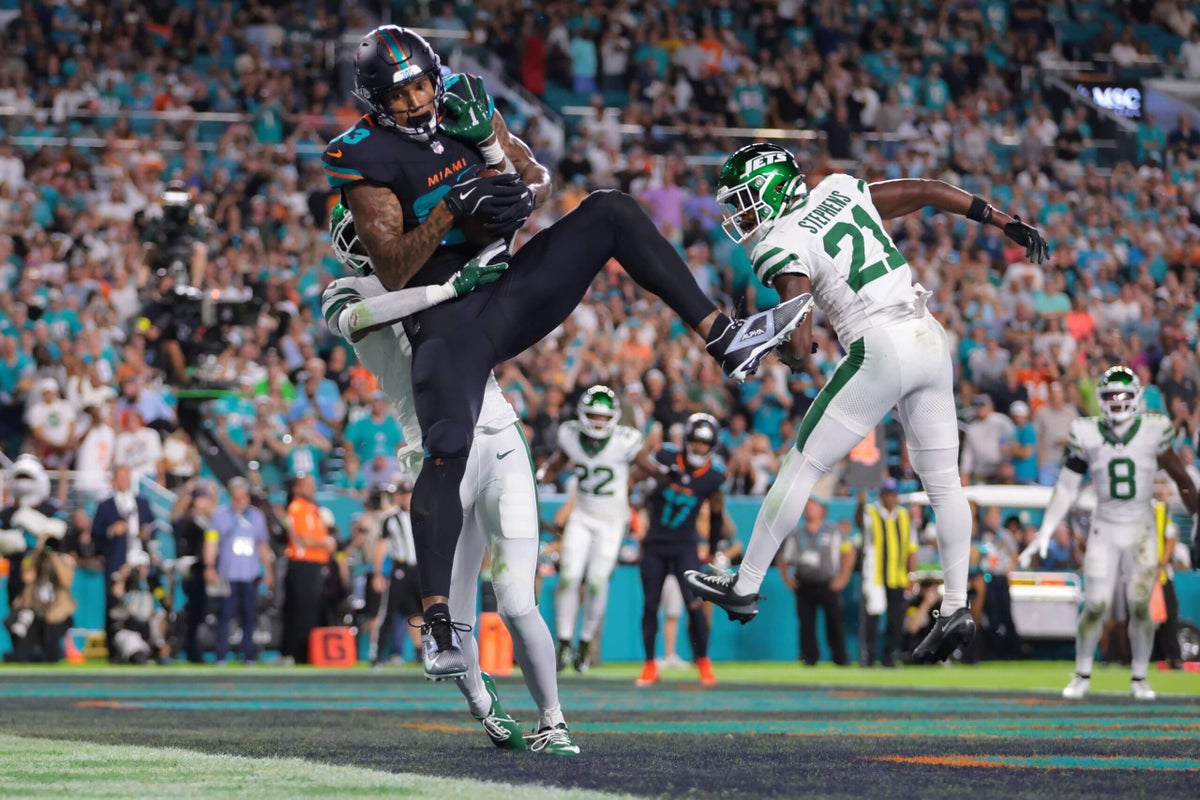 Jets-Dolphins takeaways: Miami secures first win, Tyreek Hill carted off with leg injury