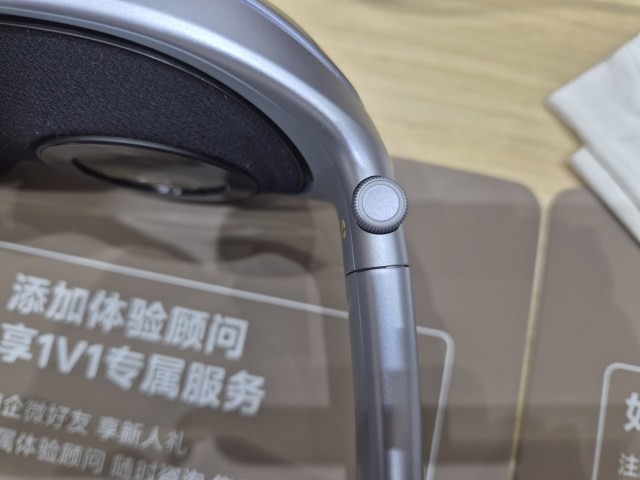 vivo vision top button reality crown