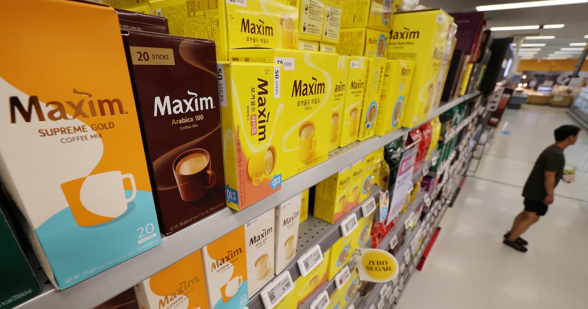 Consumers cut alcohol, education spending as lottery, tobacco purchases rise - 조선일보