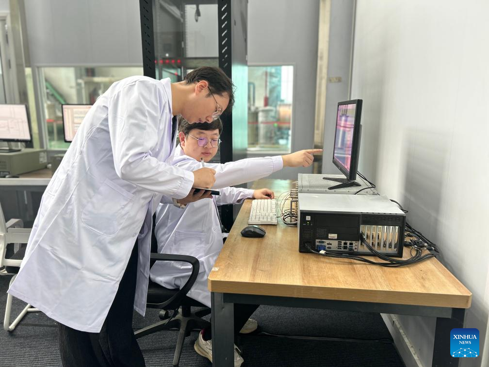 Chinese scientists set world record with magnetic field 700,000 times Earth's-Xinhua