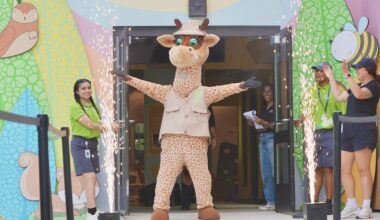 San Antonio Zoo unveils Savanna the Giraffe mascot