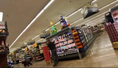 Bear seen wandering through Arizona grocery store