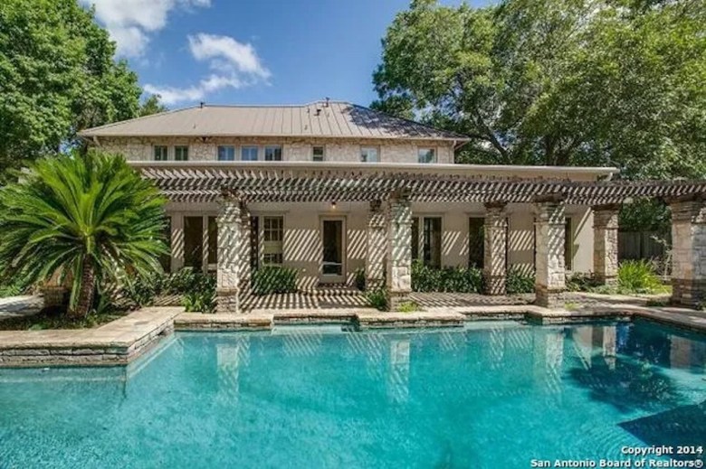 A large pool can be seen in the backyard of the house that once belonged to Brad and Suzanne Simpson.