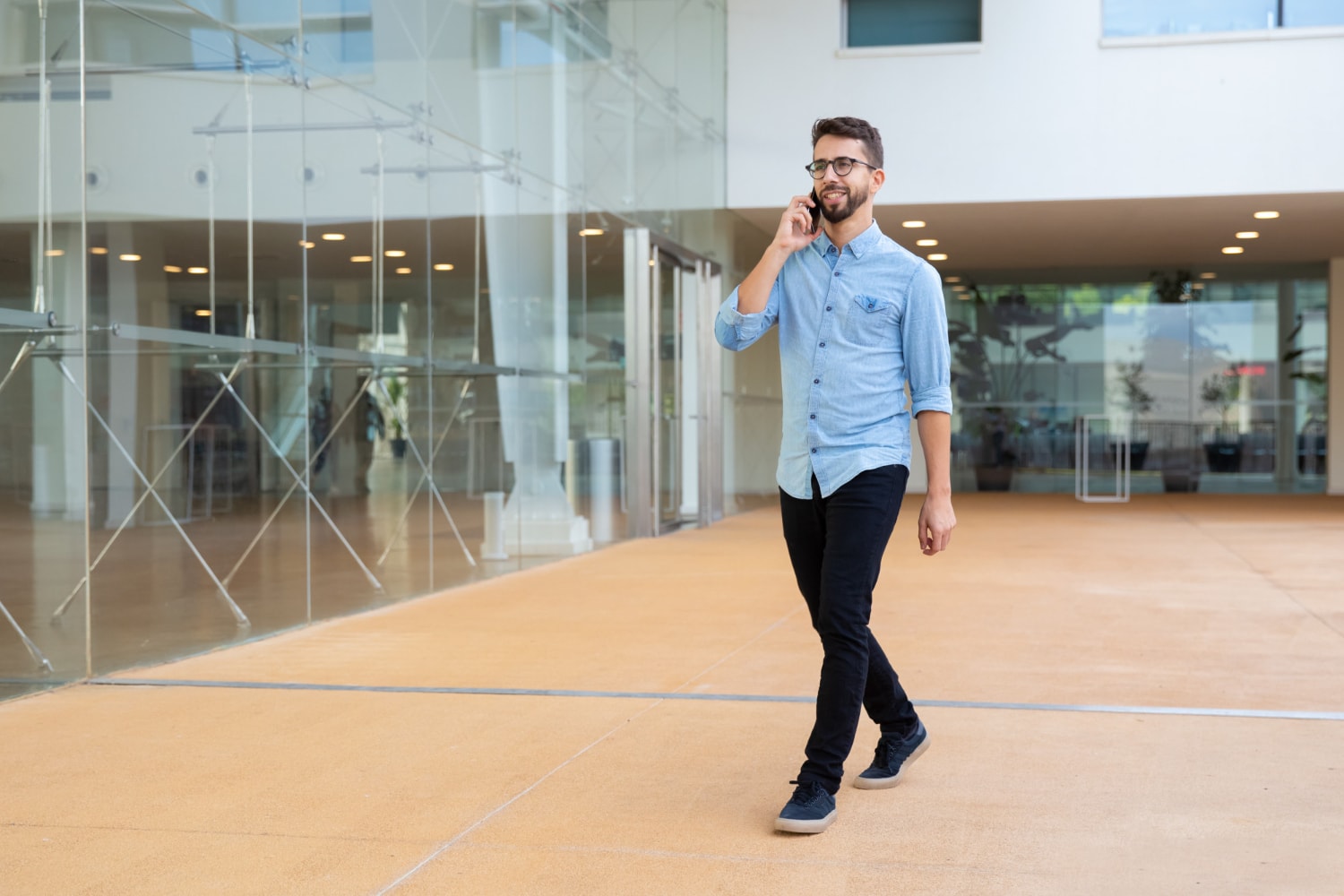 Walk instead of being seated if you are taking calls. (Freepik) Walk instead of being seated if you are taking calls. (Freepik)