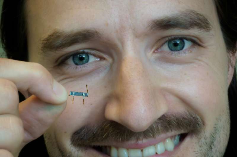 Crystalline material conducts heat worse than glass and water