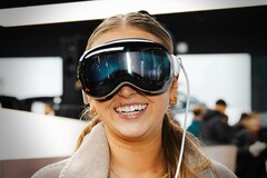 Apple is said to be developing a lighter, more affordable mixed reality headset. (Image source: Ali Colak)
