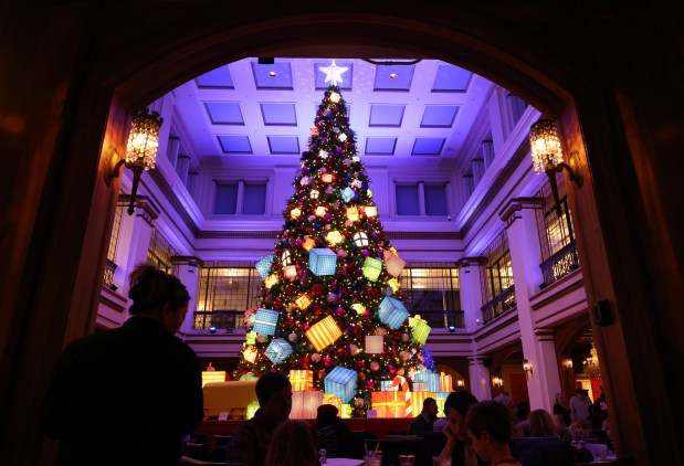 The holiday tree in the Walnut Room at Macy's on State Street in Chicago on Dec. 14, 2022. (Chris Sweda/Chicago Tribune)