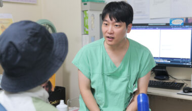 Lee Sang-yeon, a professor of pediatric otorhinolaryngology at Seoul National University Hospital (SNUH), speaks to a patient at SNUH in Jongno District, central Seoul on Sept. 19. [JUN MIN-KYU]