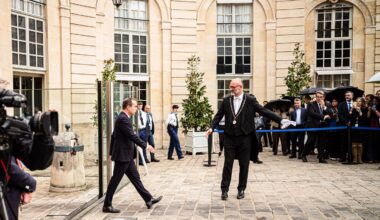 On first day, French PM promises 'rupture' and moves toward new pension talks