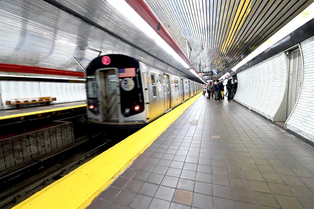F train running through Roosevelt Island