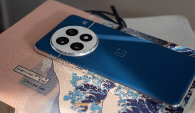 The back of the Ocean blue OnePlus 13