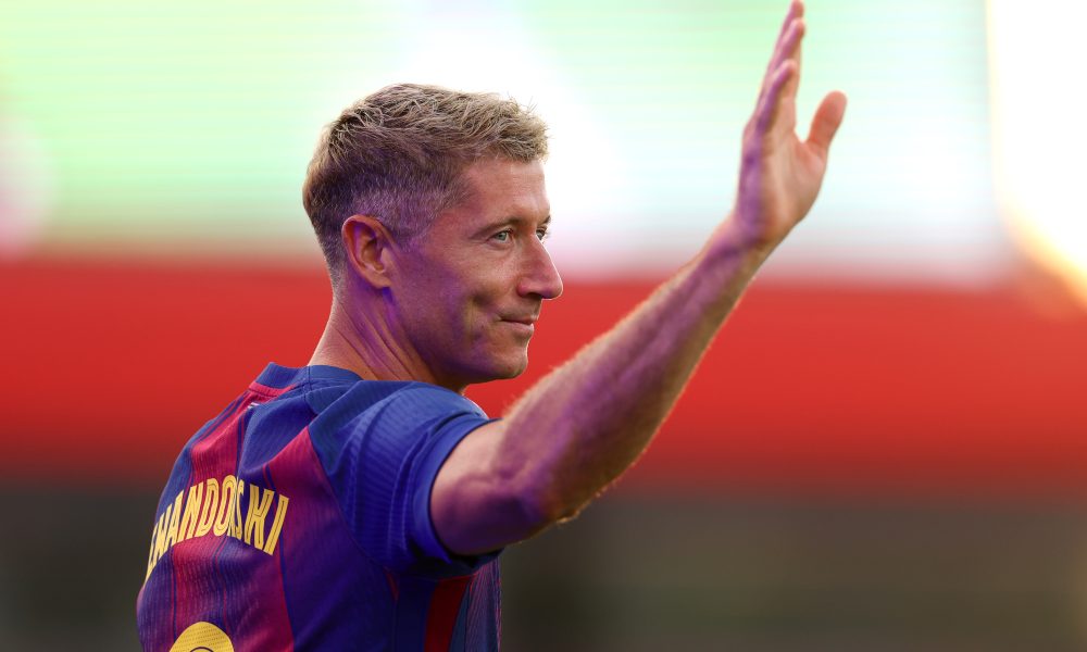 BARCELONA, SPAIN - AUGUST 10: Robert Lewandowski of FC Barcelona is presented to the fans prior to the Joan Gamper Trophy match between FC Barcelona and Como1907 at Estadi Johan Cruyff on August 10, 2025 in Barcelona, Spain. (Photo by Judit Cartiel/Getty Images)