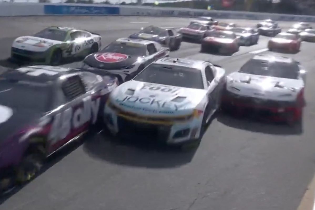 Brad Keselowski attempts five-wide pass on SVG, triggering pileup crash - Motorsport.com