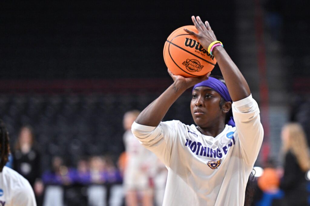 Flau’jae Johnson Reacts to Kim Mulkey’s Emotional Words About Her LSU Commitment Amid Ongoing Cosplay Banter