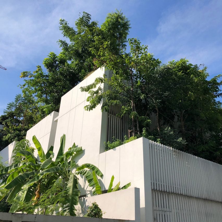 Louvres on the facade of the Forest House by Shma Company