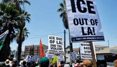 Newsom signs bills in Los Angeles to restrict immigration raids