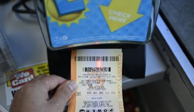 Powerball winners can opt for potentially "dangerous" lump sum or "safe bet" annual payments. An accountant gives advice.