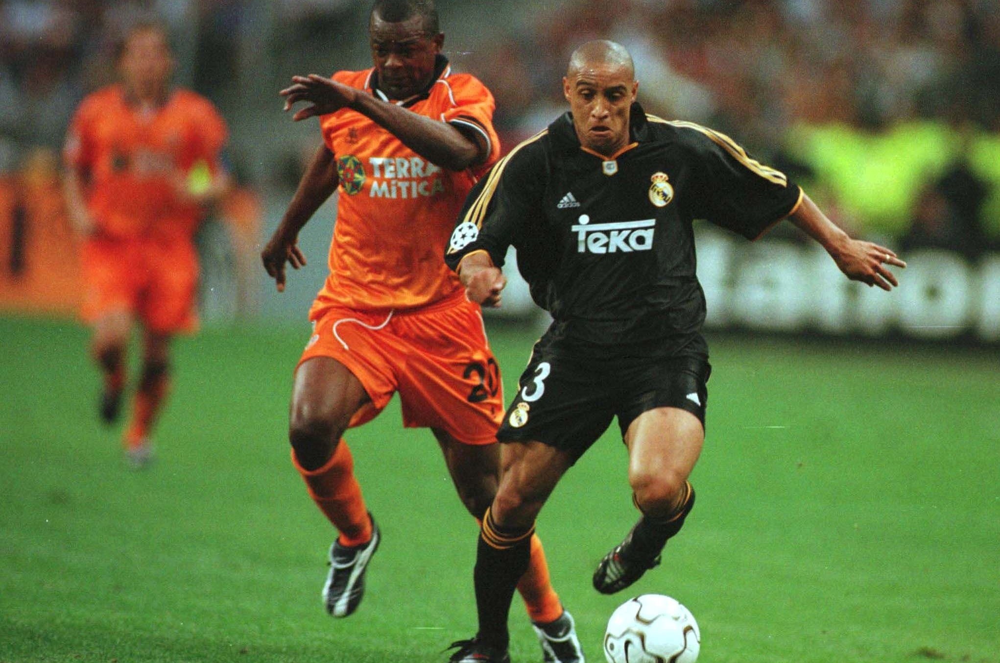 SAINT-DENIS, FRANCE - MAY 24: CHAMPIONS LEAGUE FINALE 99/00, Paris/St. Denis; REAL MADRID - VALENCIA CF 3:0; Jocelyn ANGLOMA/VALENCIA, Roberto CARLOS/MADRID (Photo by Henri Szwarc/Bongarts/Getty Images)
