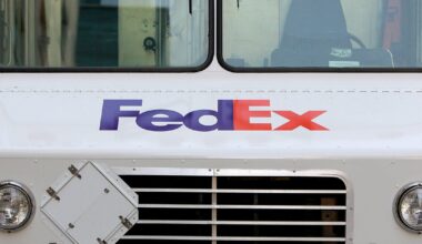 Dallas FedEx worker charged after hammer and gun attack on co-worker, arrest warrant shows
