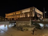 Low-light samples, main camera (1x), 12MP - f/1.8, ISO 1000, 1/33s - Apple iPhone 17 Pro Max review