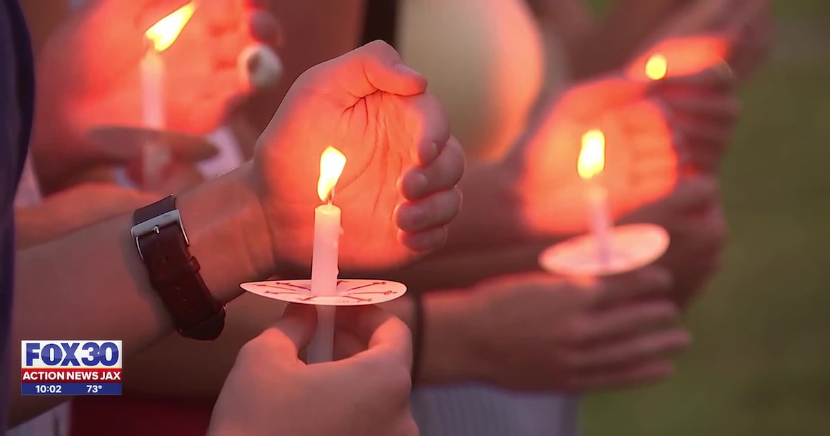 Local leaders and community members gather for candlelight vigil to honor Charlie Kirk – 104.5 WOKV