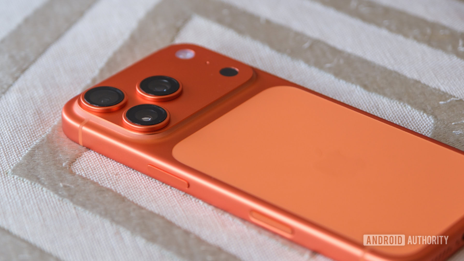 iPhone 17 Pro camera thickness