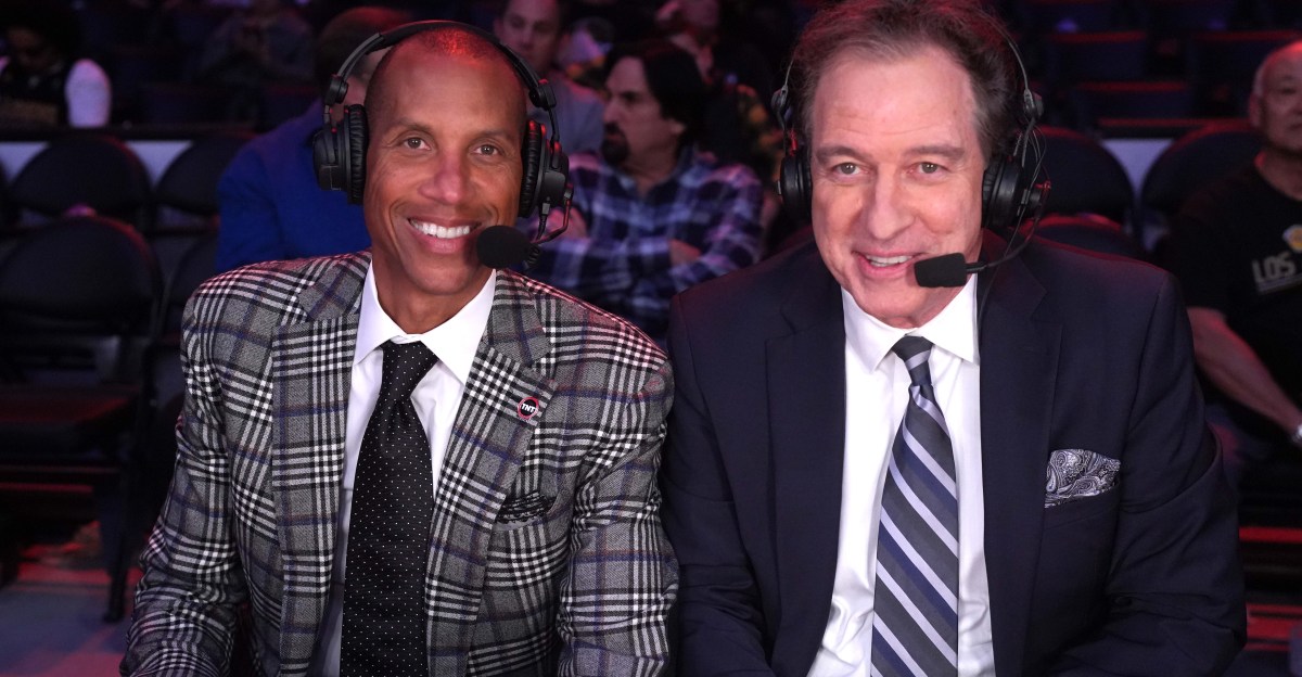 Open Thread: NBA analysts will have access to team huddles this season