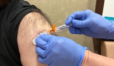 Some Arlington pharmacies begin offering Covid-19 shots without prescriptions