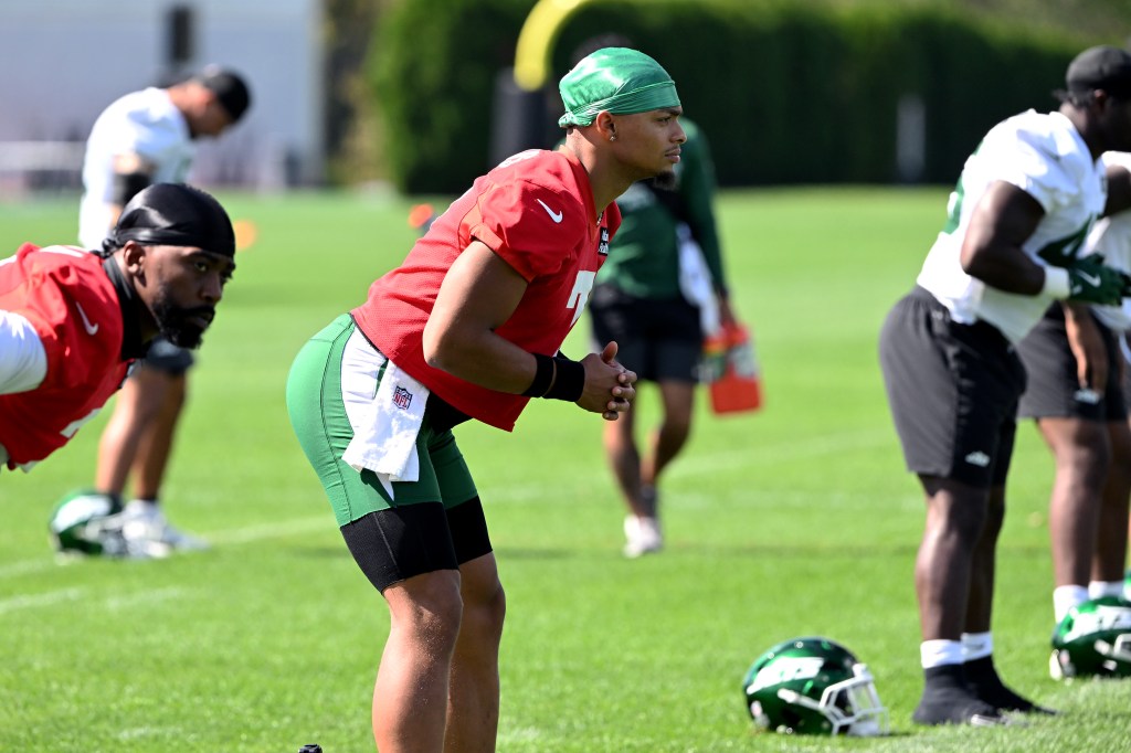 Jets quarterback Justin Fields (7) stretches at practice.