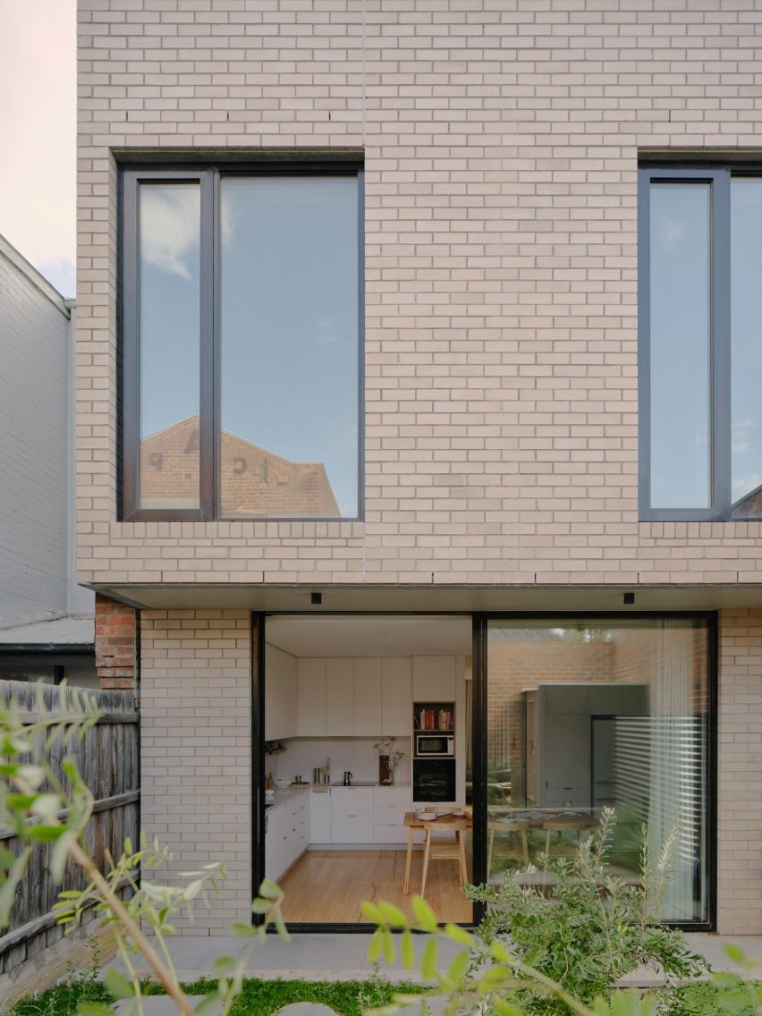 Melville compact house in Melbourne by Jos Tan