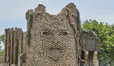 kinetic sculpture outlines moving face onto tower's stonework in french theme park