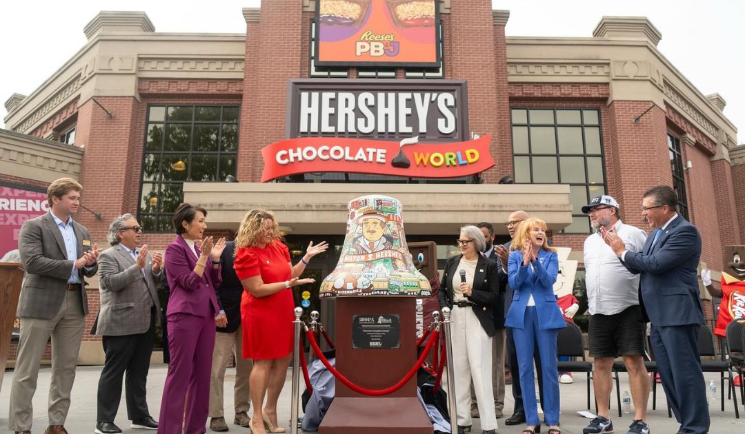 Jenkintown native, artist unveils illustrated Liberty Bell at Hershey's Chocolate World