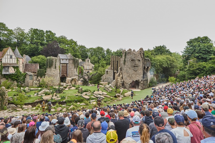 kinetic sculpture outlines moving face onto tower's stonework in french theme park