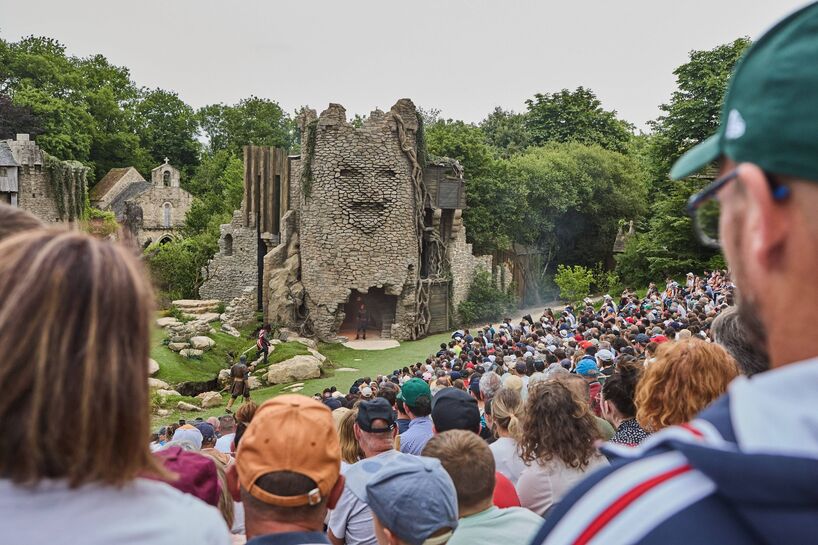 kinetic sculpture outlines moving face onto tower's stonework in french theme park