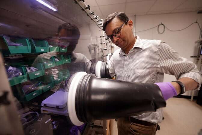 Nano-switch achieves first directed, gated flow of chargeless quantum information carriers