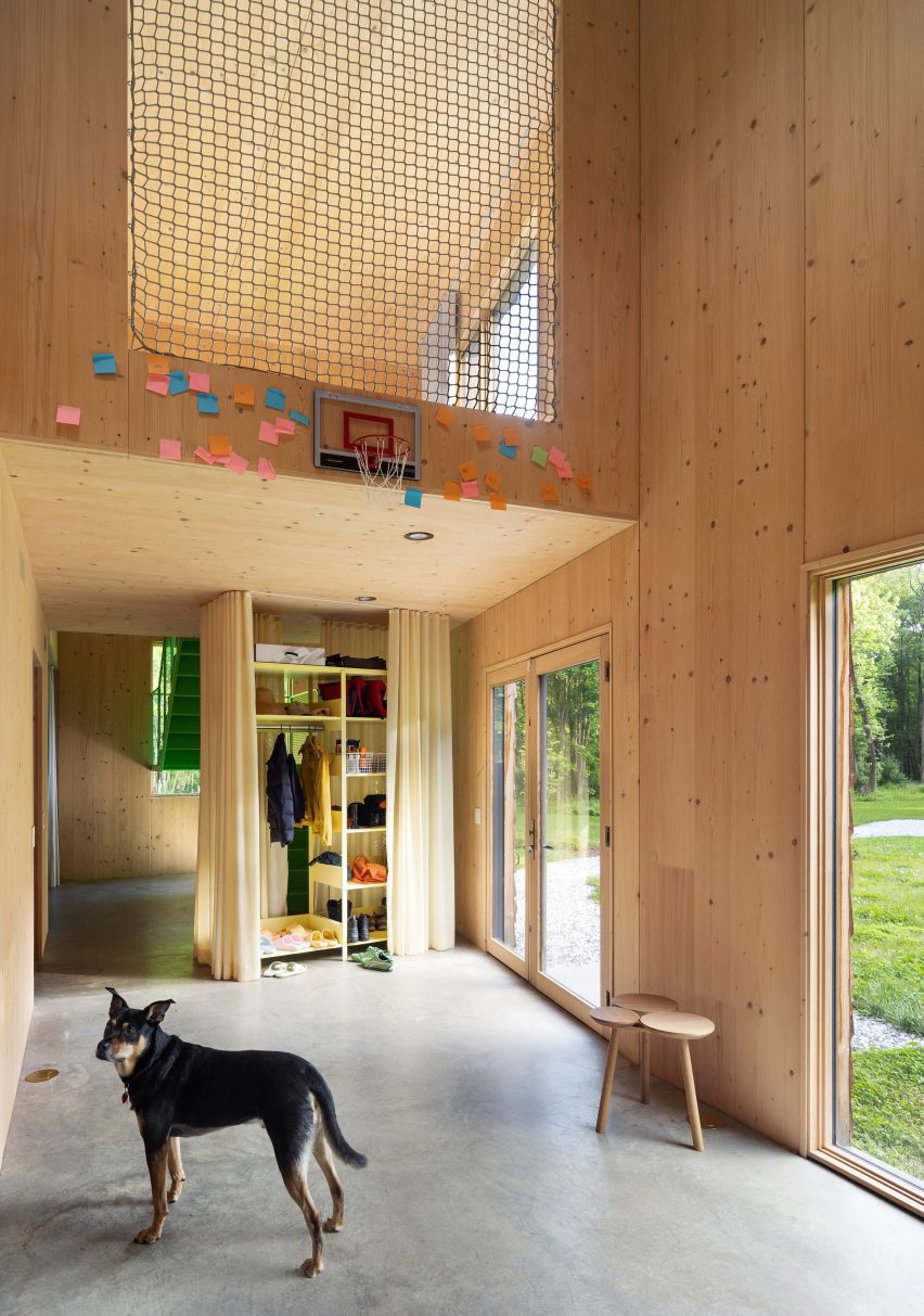 Netted wall in house in Hudson Valley by nArchitects