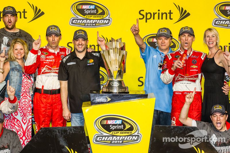 Race winner and 2014 NASCAR Sprint Cup series champion Kevin Harvick, Stewart-Haas Racing Chevrolet celebrates with crew chief Rodney Childers, Tony Stewart, DeLana Harvick and Gene Haas