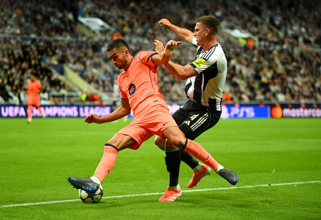NEWCASTLE UPON TYNE, ENGLAND - SEPTEMBER 18: Sven Botman of Newcastle United and Ferran Torres of FC Barcelona battle for possession during the UEFA Champions League 2025/26 League Phase MD1 match between Newcastle United FC and FC Barcelona at St James' Park on September 18, 2025 in Newcastle upon Tyne, England. (Photo by Clive Mason/Getty Images)