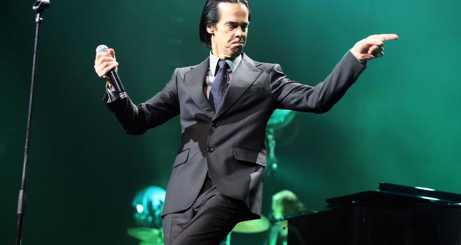 Nick Cave says he is "neither on the left nor on the right" and "finding both sides indefensible and unrecognisable"