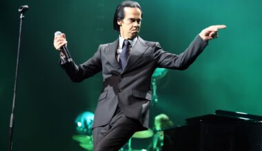 Nick Cave says he is "neither on the left nor on the right" and "finding both sides indefensible and unrecognisable"