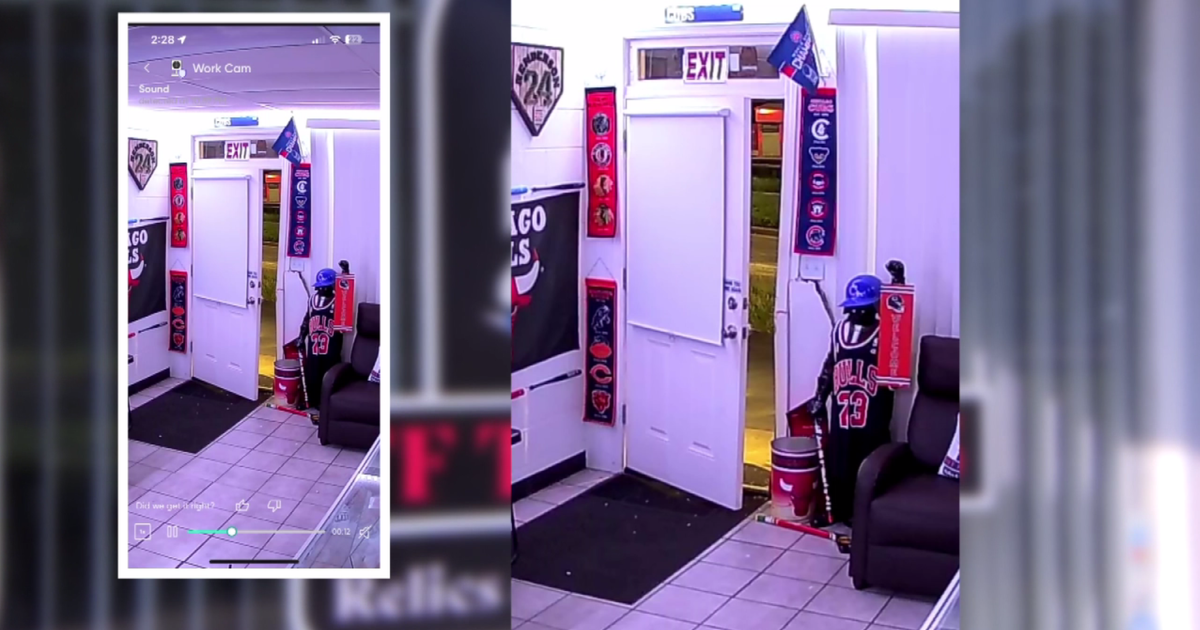 Thieves clear out suburban Chicago sports memorabilia store, use jammer to prevent getting caught