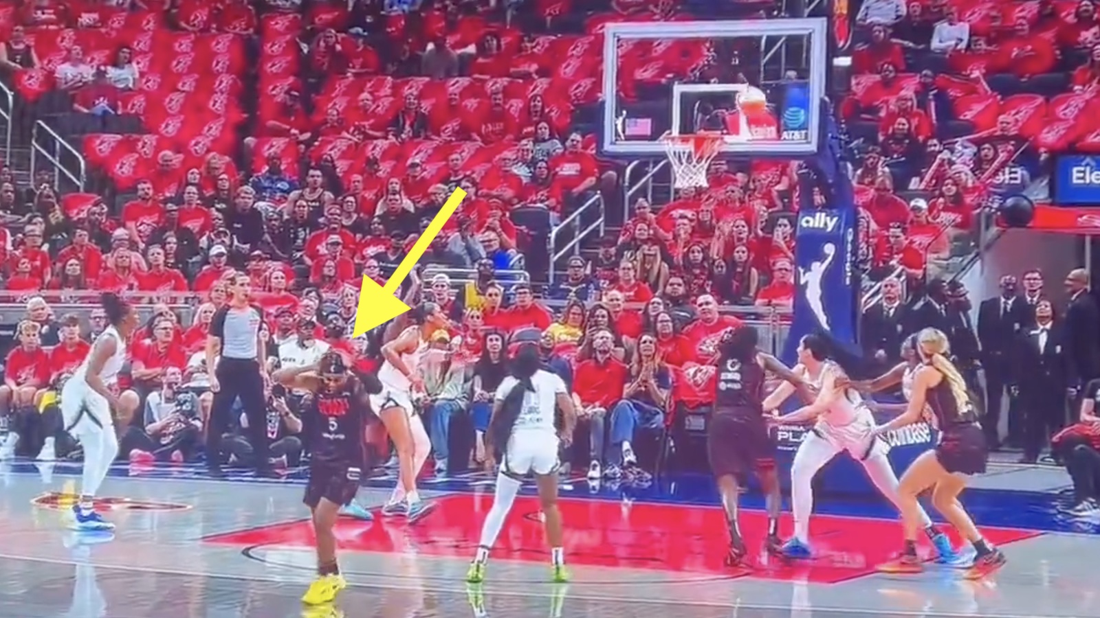WNBA player mocked for embarrassing 'Reverse Steph Curry' shot