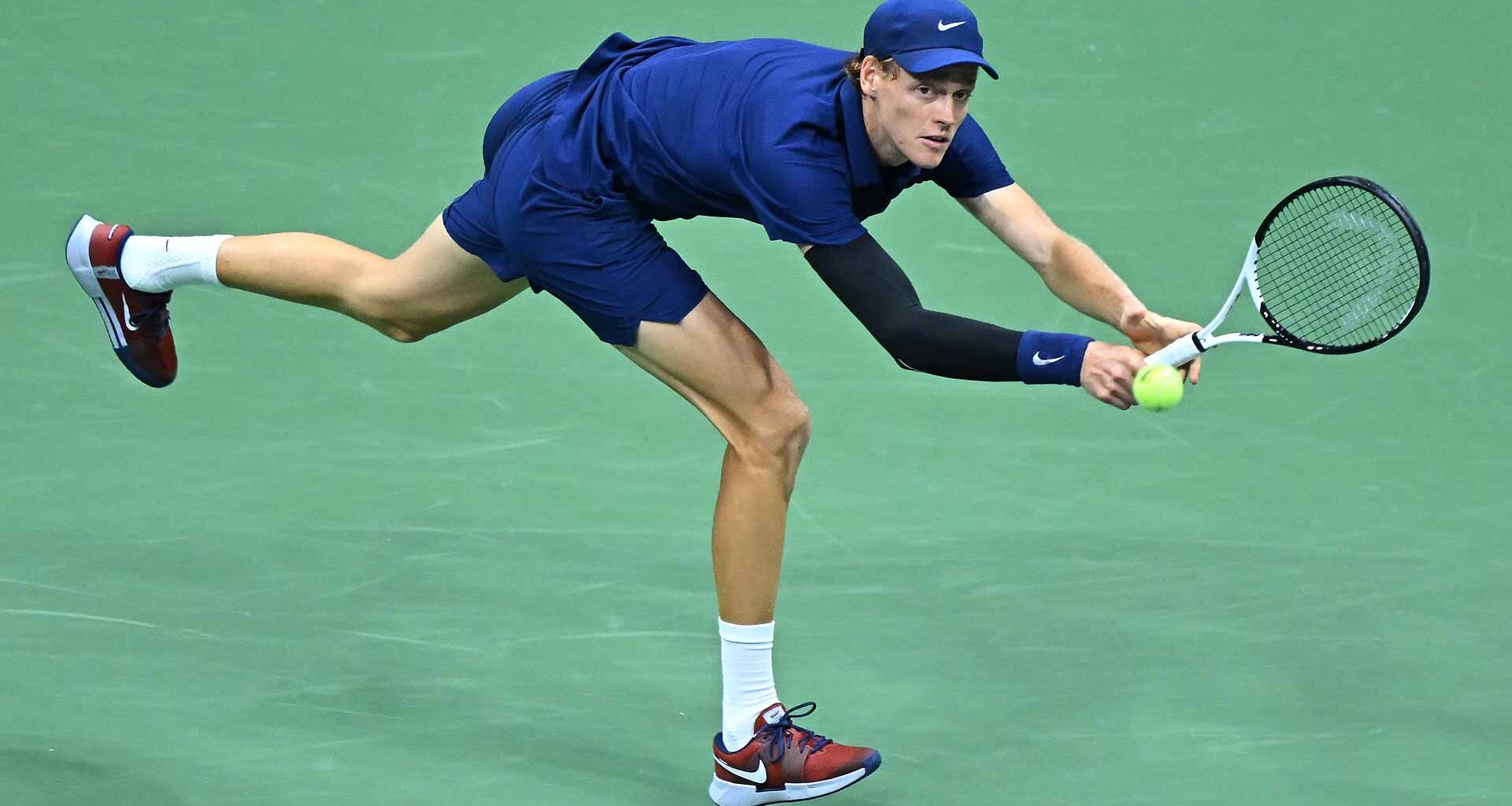Jannik Sinner eases past Alexander Bublik in straight sets Monday at the US Open.