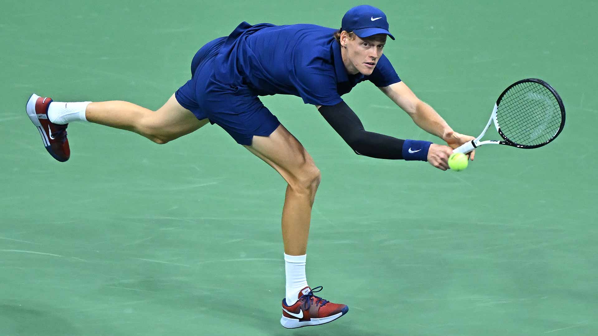 Jannik Sinner eases past Alexander Bublik in straight sets Monday at the US Open.
